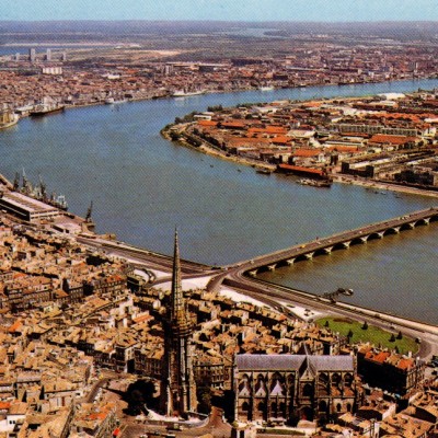 33063314 bordeaux vue sur la tour st michel