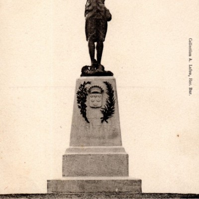 10 St Pierre Monument aux morts