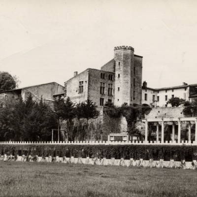 Saint Macaire Le Chateau de Tardes et l esplanade des Grottes