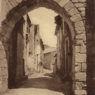 Saint Macaire Ancienne porte fortifiee au Port