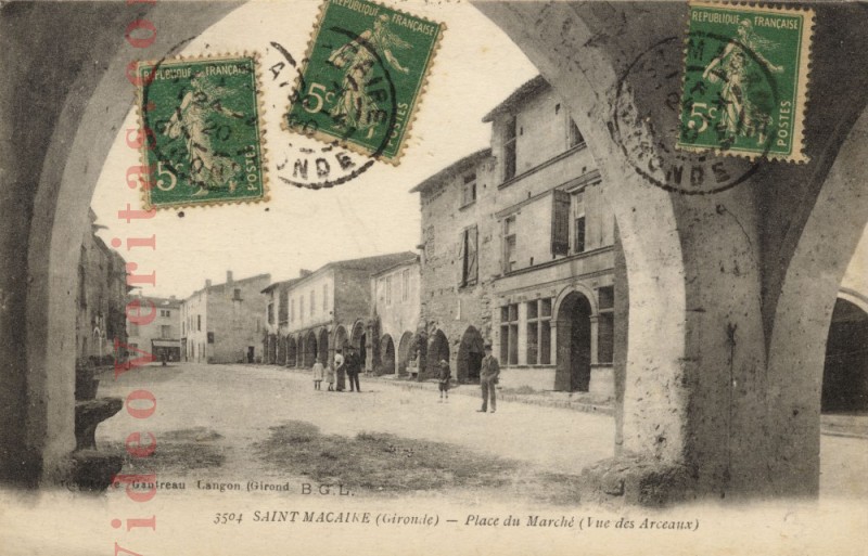 Saint Macaire Place du Marche Vue des Arceaux