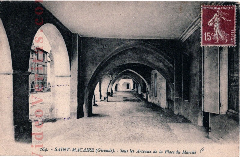 sous les arceaux de la place du march  